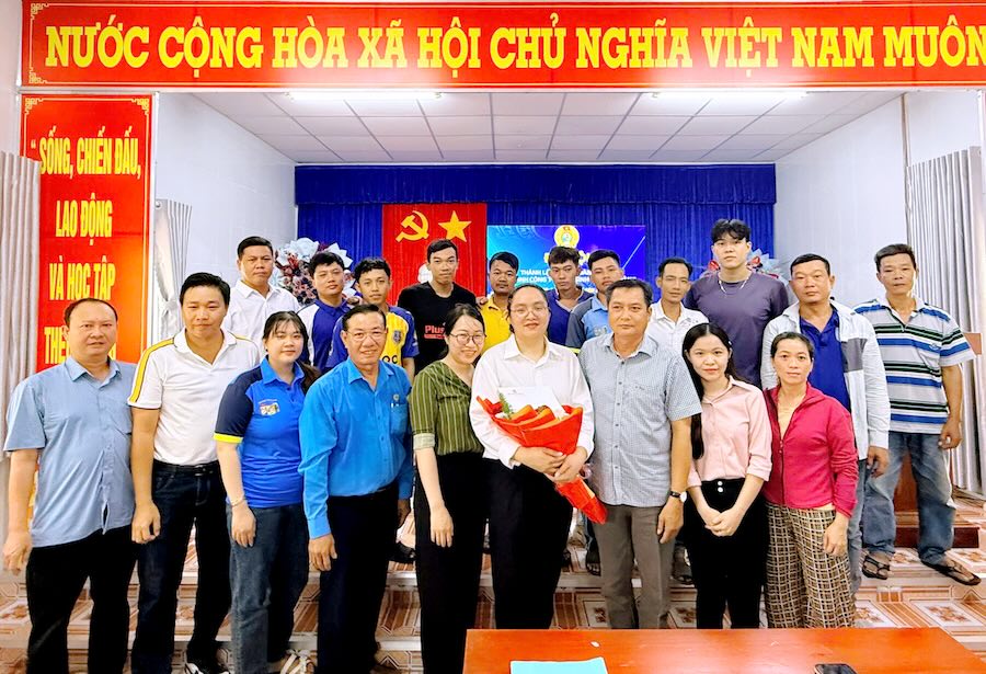 Vinh Loi Commune Trade Union, Ca Mau province established a grassroots trade union branch of Tom Vang Biological Co., Ltd. and admitted 24 trade union members on May 11. Photo: Thieu Vu