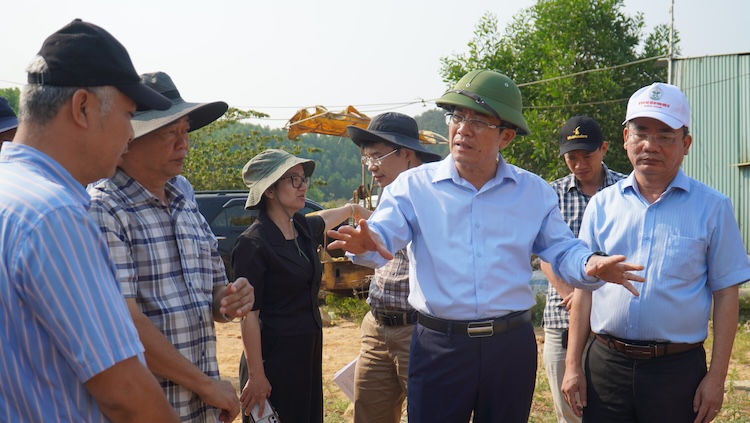 Da Nang requests completion of compensation and site clearance for the road project to Tam Xuan 2 waste treatment area in June. In the photo, Vice Chairman of the City People's Committee Tran Nam Hung inspects the reality at Tam Xuan 2 landfill. Photo: Da Nang City People's Committee