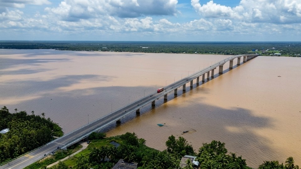The existing Co Chien bridge connects traffic between localities along the Co Chien River, Vinh Long province area. Photo: Hoang Loc