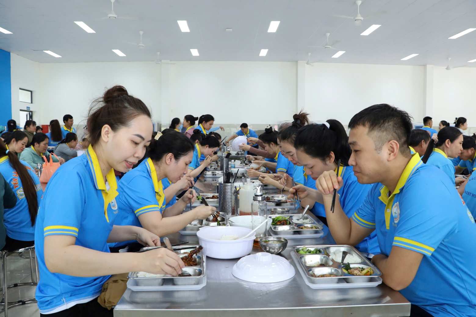 Khanh Hoa Bird's Nest Trade Union takes care of workers from "Trade Union Meals". Photo: Phuong Linh