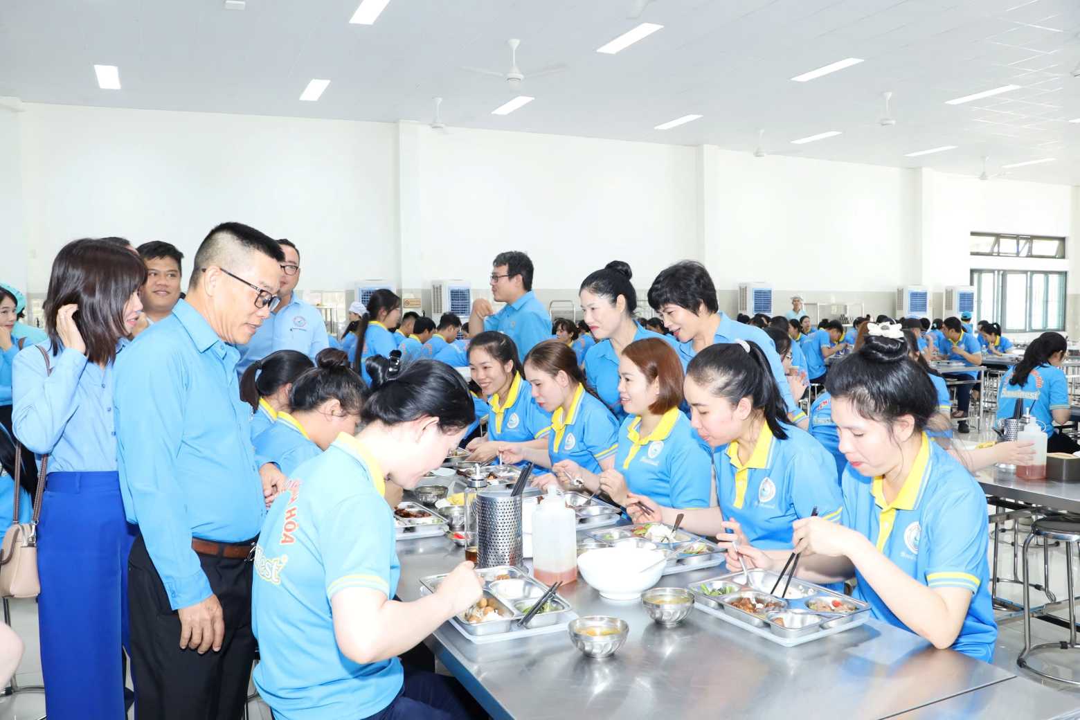 Lãnh đạo LĐLĐ tỉnh Khánh Hòa cùng động viên, thăm hỏi công nhân lao động tại “Bữa cơm Công đoàn“. Ảnh: Phương Linh