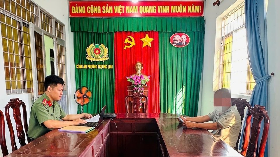 Công an phường Trường Long Hòa xử phạt người đàn ông đăng tải thông tin xúc phạm danh dự cá nhân trên Facebook. Ảnh: Công an Vĩnh Long
