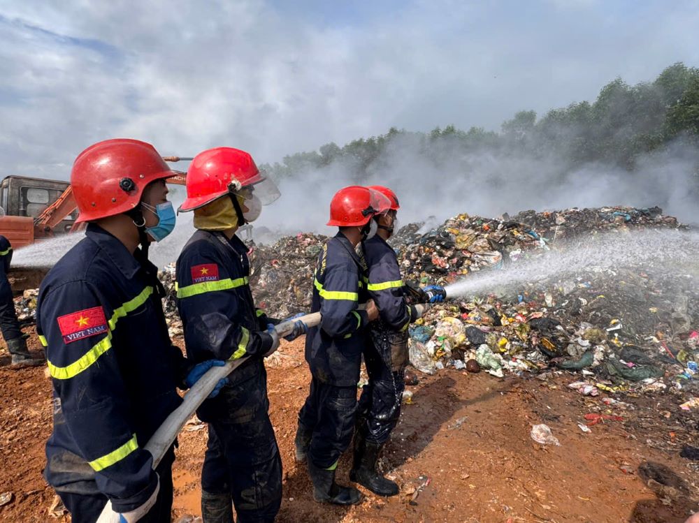 Functional forces stretch themselves to extinguish the fire at Truong Thuy landfill. Photo: Thanh Trung