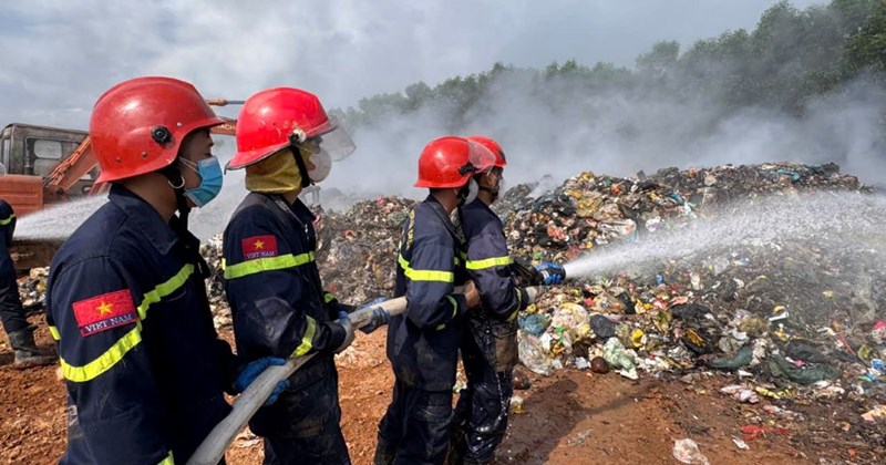 Nắng nóng, lực lượng cứu hỏa vật lộn dập lửa ở bãi rác Trường Thủy