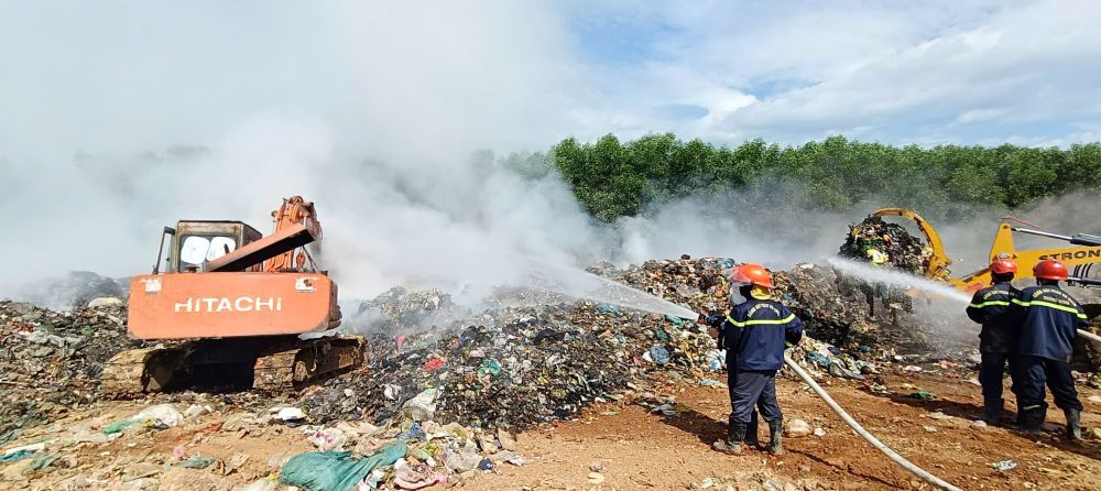 Bãi rác cháy âm ỉ nhiều ngày gây ô nhiễm. Ảnh: Thanh Trung