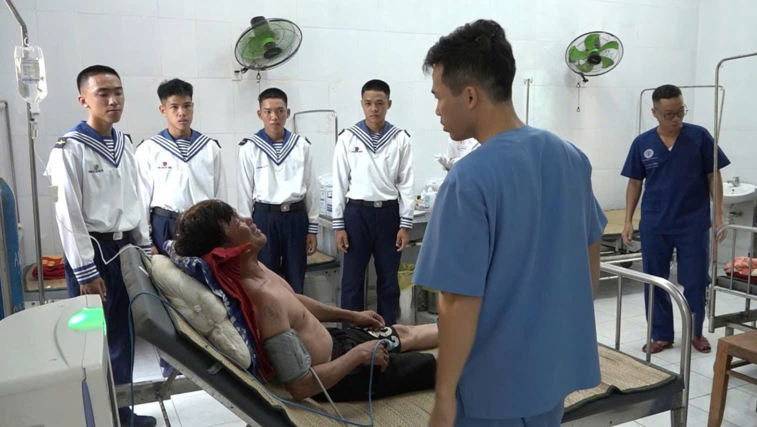 Bệnh nhân được các y, bác sĩ thăm khám ban đầu. Ảnh: Thành Vũ