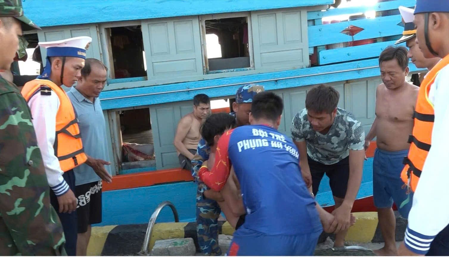 Officers and soldiers of Song Tu Tay island receive fishermen in distress. Photo: Thanh Vu