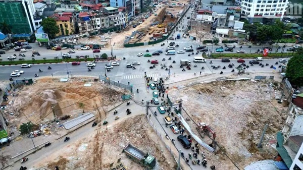 Hanoi ajusta el tráfico en el cruce de La Thanh - Nguyen Chi Thanh para servir a la construcción del paso elevado. Foto: Song Huu