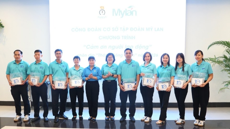 Lãnh đạo LĐLĐ tỉnh và Tập đoàn Mỹ Lan trao quà tri ân người lao động tại chương trình “Cảm ơn người lao động”. Ảnh: LĐLĐ tỉnh Vĩnh Long