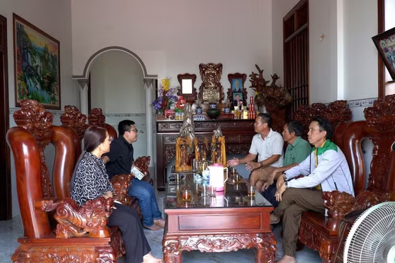 Cán bộ xã và thôn vận động người dân Kim Môn (Gia Lai) hiến đất mở rộng đường.