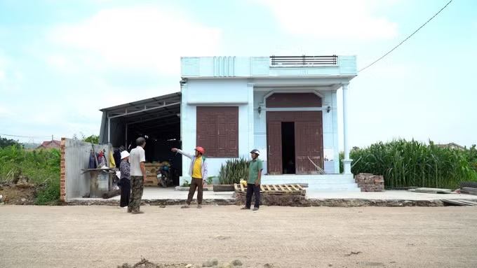 Many households in Gia Lai have voluntarily dismantled eaves and fences, and moved construction back in to hand over land for road expansion. Photo: Hoai Nam/VNA