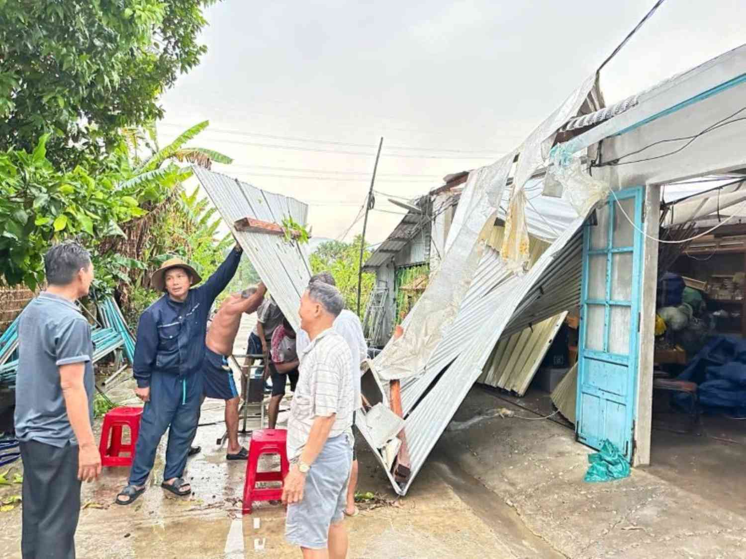 Houses in the mountainous commune of Lanh Ngoc, Da Nang City were unroofed after a thunderstorm on the afternoon of May 14. Photo: Truong An