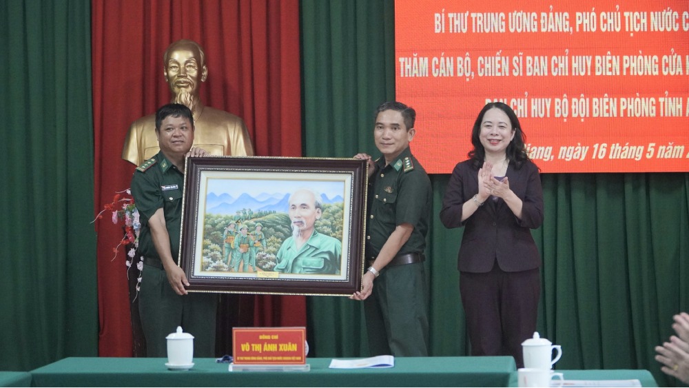 Phó Chủ tịch nước Võ Thị Ánh Xuân tặng quà cho Ban Chỉ huy biên phòng cửa khẩu cảng Dương Đông. Ảnh: Nguyên Anh