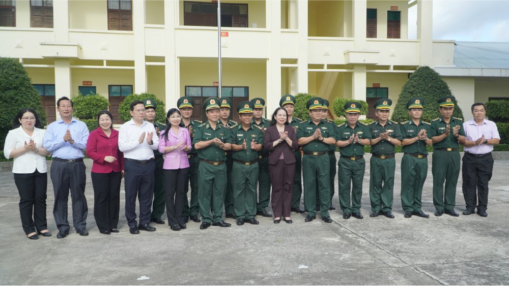 Vice President Vo Thi Anh Xuan visited and worked with officers and soldiers of the Border Guard Command of Duong Dong port border gate in Phu Quoc special zone. Photo: Nguyen Anh