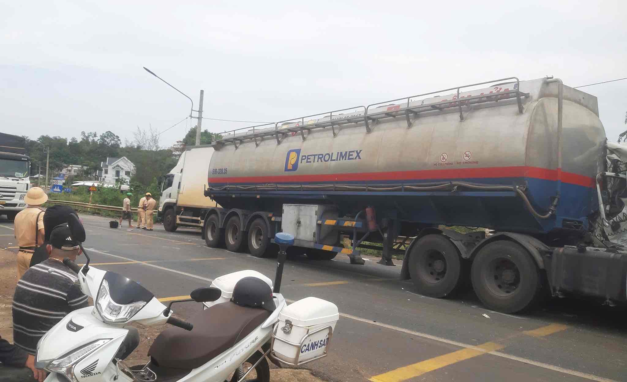 Scene of a chain collision of 3 trucks on National Highway 14 through Dong Nai. Photo: Anh Thanh