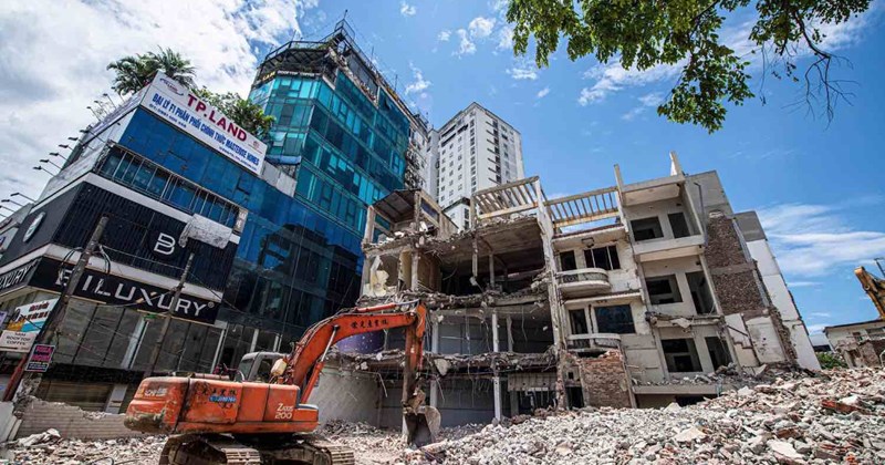 Máy móc, xe tải làm việc ngày đêm, tháo dỡ để xây Vành đai 2.5