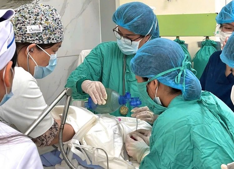 Doctors saved the life of a premature baby. Photo: Nguyen Thi Thanh Binh.