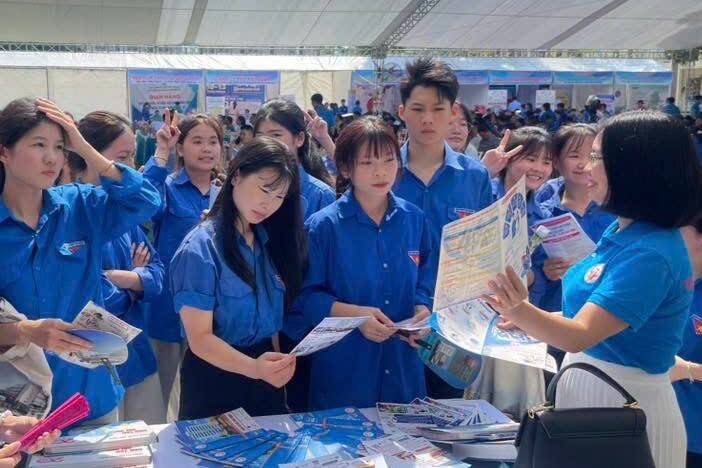 Học sinh, người dân tham gia Ngày hội việc làm tại xã Mường Cơi, tỉnh Sơn La. Ảnh: Trung tâm DVTH xã Mường Cơi