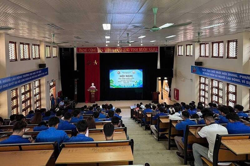 Ngày hội tư vấn việc làm, hướng nghiệp tại Trường Đại học Tây Bắc. Ảnh: Bá Điệp