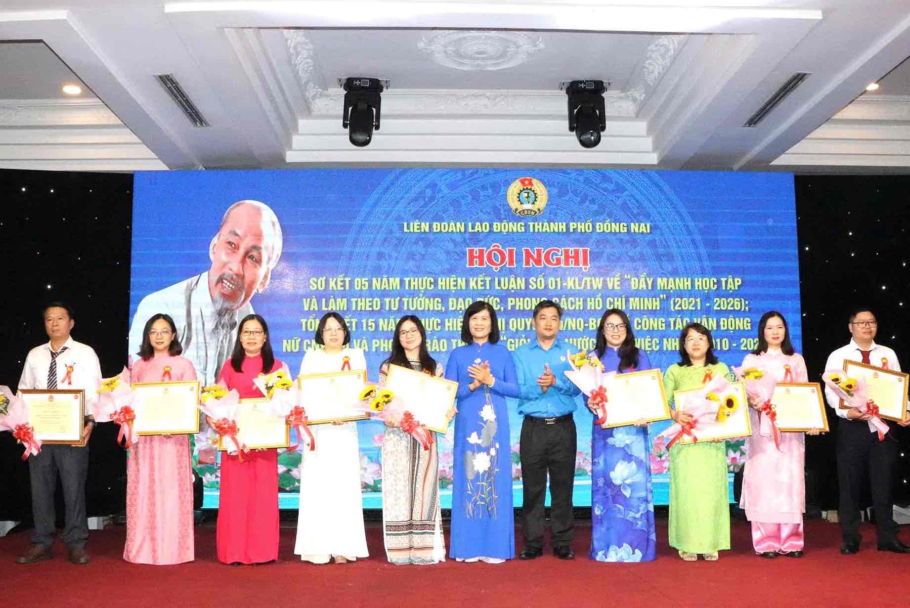Representatives of the Vietnam General Confederation of Labour and the Dong Nai City Labor Federation awarded commendations to outstanding individuals and collectives. Photo: HAC