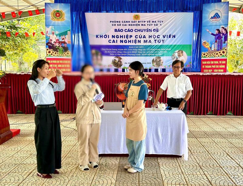 Gần 300 học viên cai nghiện ở Đà Nẵng trải nghiệm làm gốm, dưới sự hướng dẫn của người khuyết tật, để tiếp thêm động lực hoàn lương. Ảnh: CACC