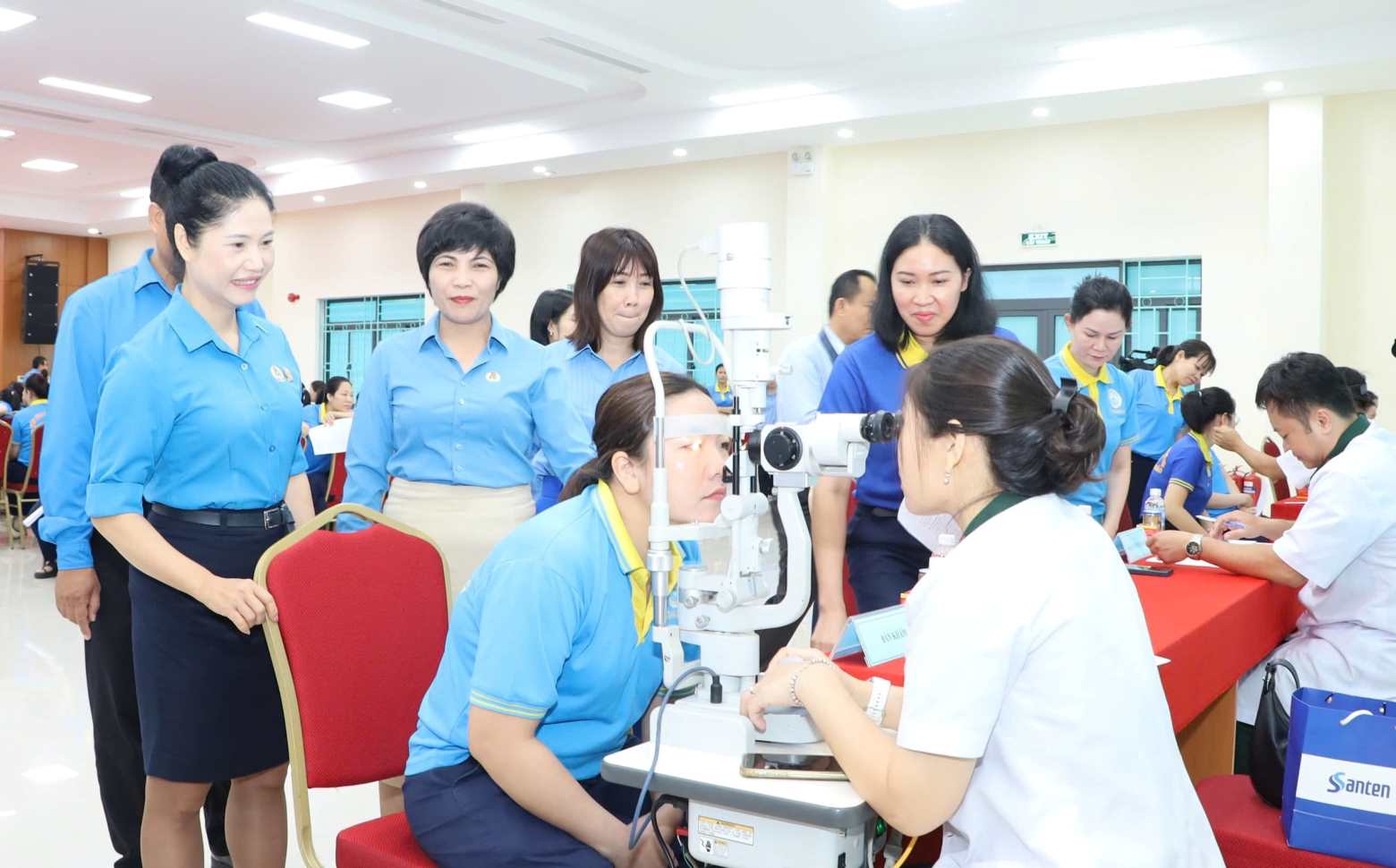 Các y bác sỹ Bệnh viện Quân y 87 phối hợp với Công đoàn tổ chức chương trình khám sức khỏe cho công nhân ở Nhà máy Yến sào Sanvinest nhân Tháng Công nhân. Ảnh: Phương Linh