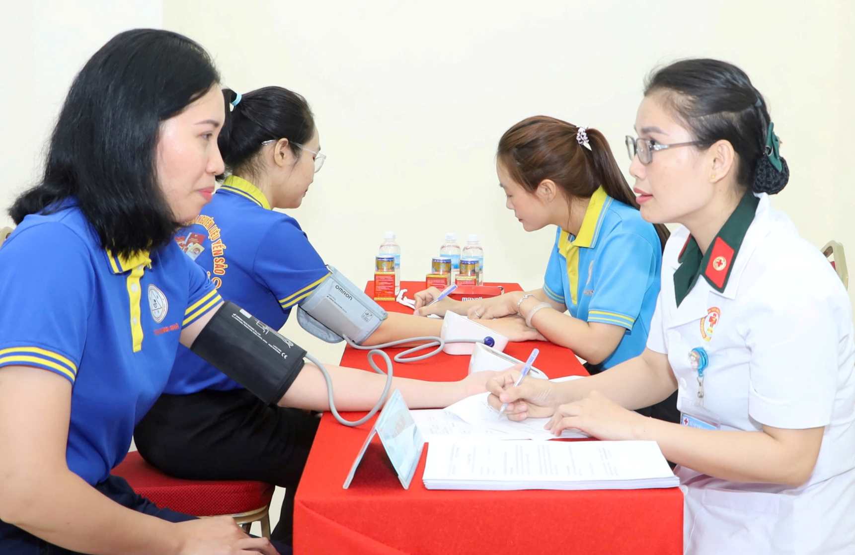 Công nhân Sanvinest Khánh Hòa được tư vấn phòng bệnh nghề nghiệp. Ảnh: Phương Linh