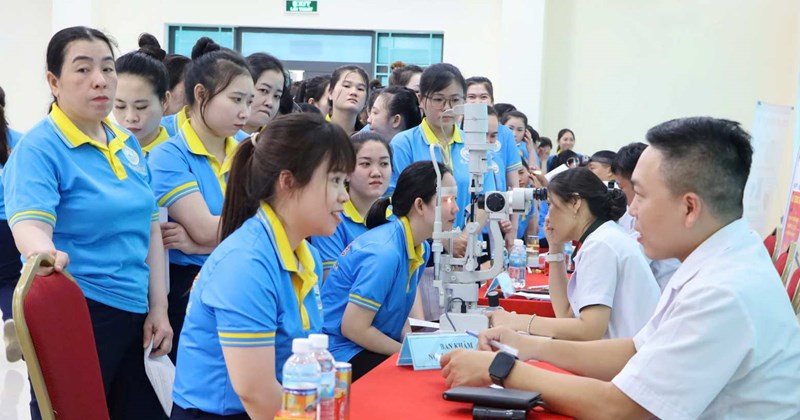 Khánh Hòa: Hàng trăm công nhân được kiểm tra sức khỏe tại nhà máy