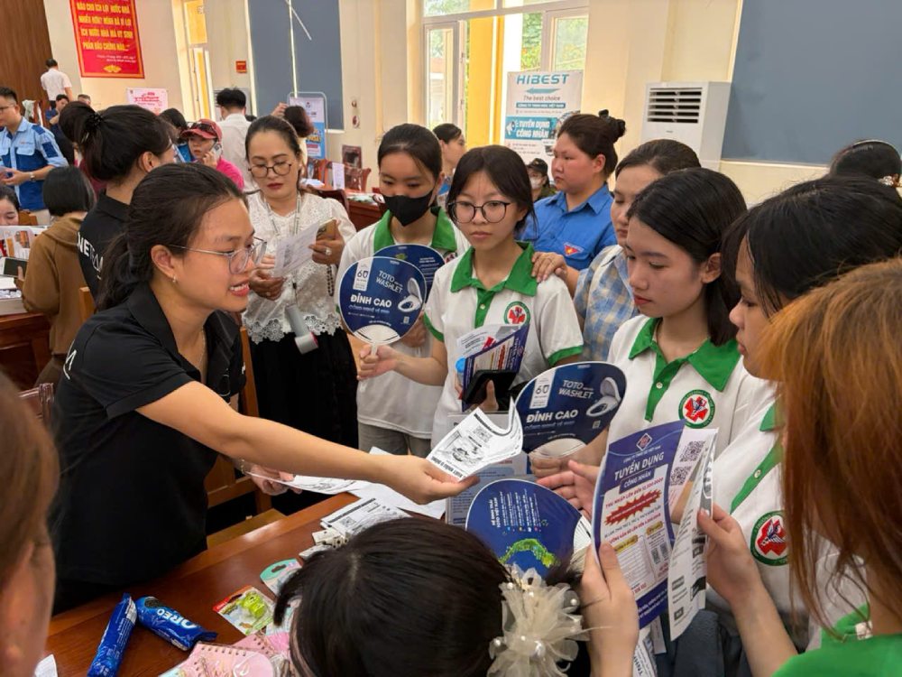 El 16 de mayo, en la feria de empleo de la comuna de Quang Minh (Hanoi), 38 empresas participaron en la contratación de 2. 186 puestos. Foto: Quỳnh Chi