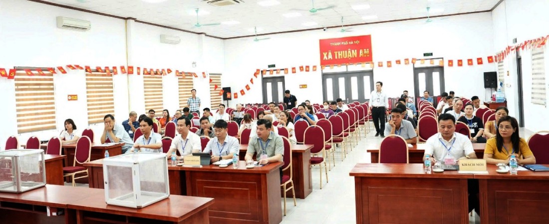 Phiên đấu giá quyền sử dụng đất đối với các thửa đất thuộc ô quy hoạch ký hiệu N-PT4 thuộc thôn Hàn Lạc thu hút đông đảo người dân và nhà đầu tư tham gia. Ảnh: UBND xã Thuận An