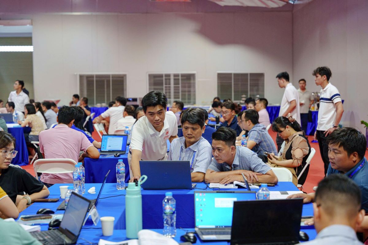 Trainees participating in the digital transformation training class are shared useful practical knowledge and experiences by experts. Photo: QTSC