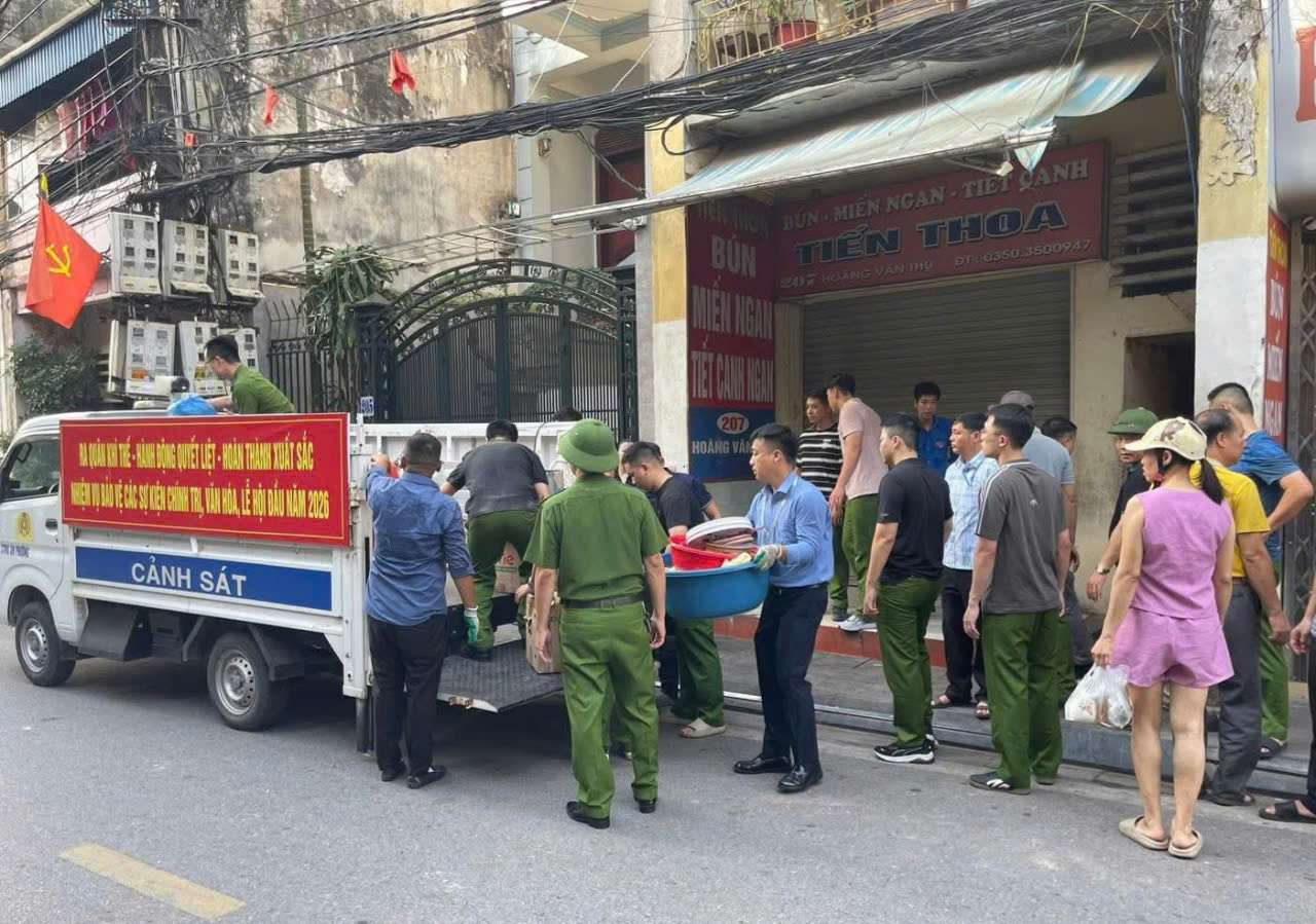 Functional forces support households living in buildings No. 181 and 207, Hoang Van Thu street, Nam Dinh ward to be relocated to temporary accommodation to ensure safety. Photo: Dieu Anh