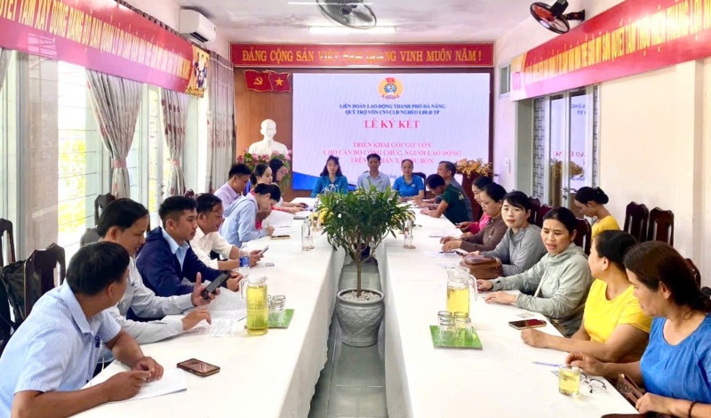 Công đoàn xã Nam Phước, Đà Nẵng họp xét, đưa vốn vay ưu đãi đến gần hơn với người lao động. Ảnh: Trường An