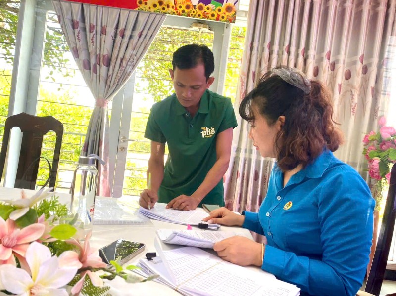 41 đoàn viên, người lao động thuộc Công đoàn cơ sở xã Nam Phước được vay vốn ưu đãi hơn 1,2 tỉ đồng. Ảnh: Trường An