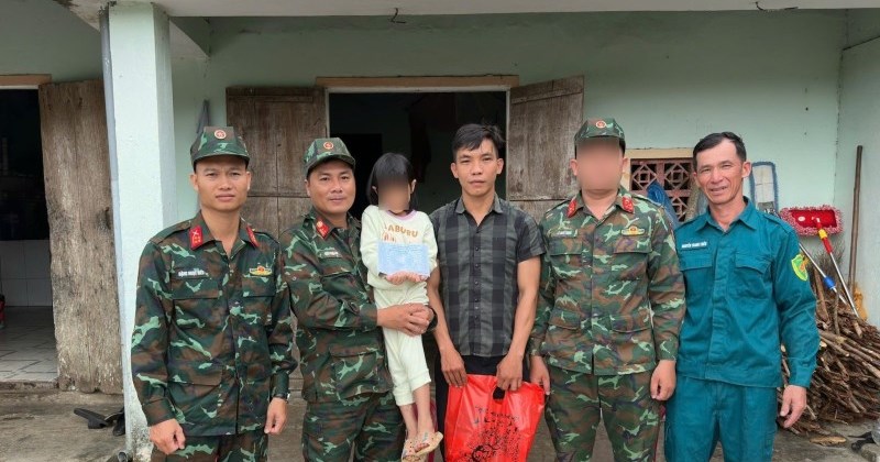 Lực lượng vũ trang xã Đức Phú tài trợ 4 trẻ em khó khăn