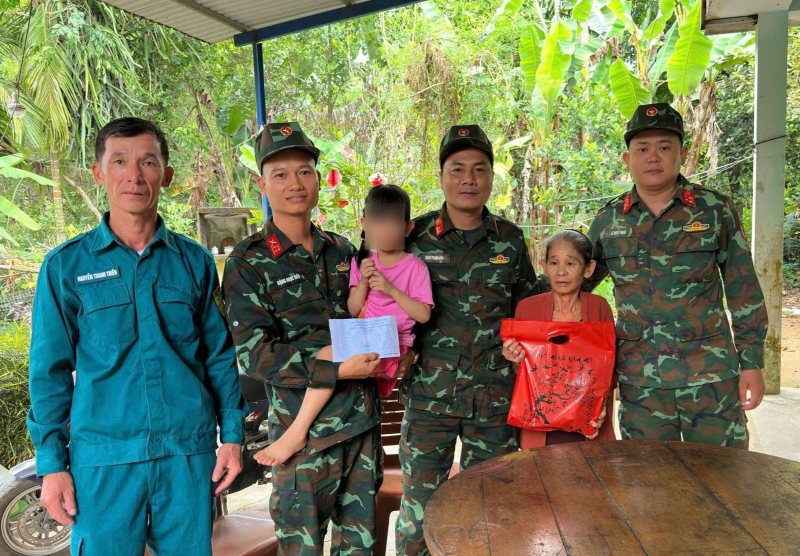 Ấm áp nghĩa tình quân dân từ việc nhận đỡ đầu trẻ em khó khăn của lực lượng vũ trang xã Đức Phú, Đà Nẵng. Ảnh: Trường An