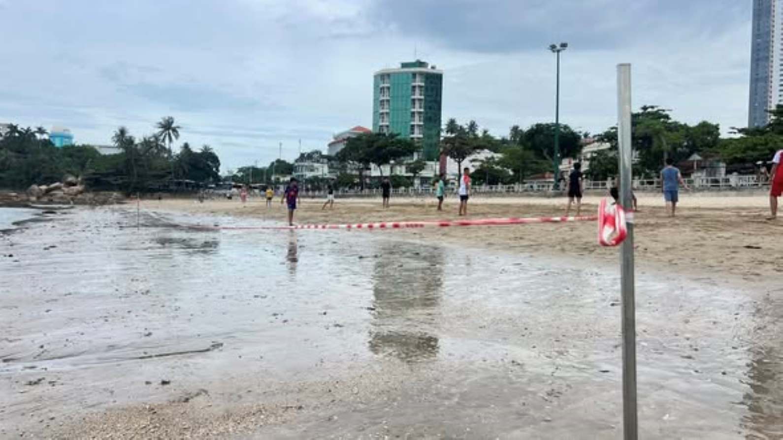 Nha Trang Bay Management Board stretches ropes to temporarily protect coral reefs in the Hon Chong - Dang Tat sea area from 4:00 PM to 6:00 PM on low tide days. Photo: Nha Trang Bay Management Board