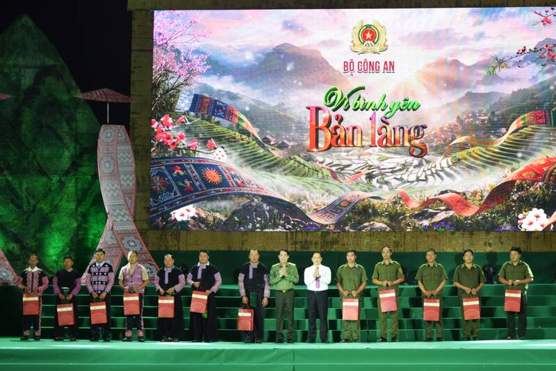 Lãnh đạo Bộ Công an và tỉnh Sơn La trao thưởng cho các cá nhân có thành tích trong phong trào Toàn dân bảo vệ an ninh Tổ quốc xã Vân Hồ. Ảnh: Trường Sơn