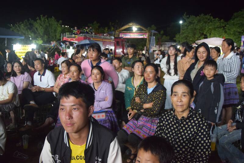 Nhân dân xã Vân Hồ, tỉnh Sơn La đến xem và cổ vũ chương trình nghệ thuật “Vì bình yên bản làng”. Ảnh: Trường Sơn