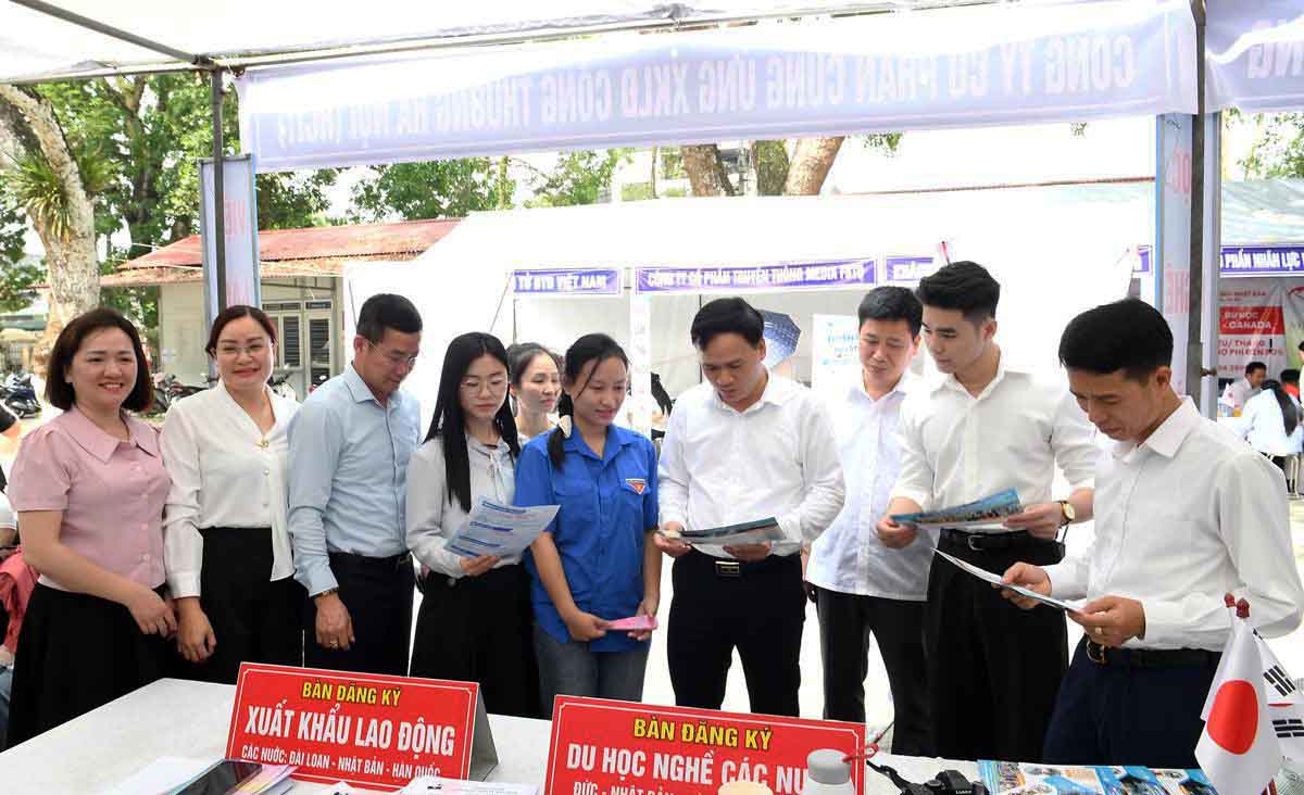 Students and workers in Tuyen Quang learn about recruitment information and connect jobs with businesses at the 2026 Job Fair. Photo: Huy Hoang.