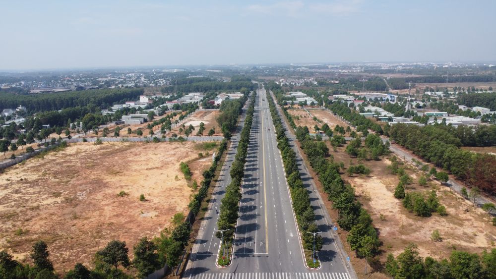 The 10-lane road section coincides with Ring Road 4 of Ho Chi Minh City through the Binh Duong area before. Photo: Dinh Trong