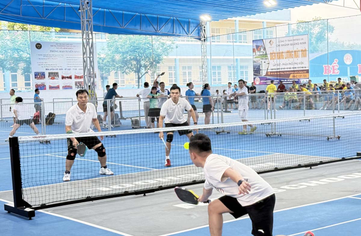 Pickleball competition in the 14th Quang Ninh Provincial Culture and Sports Festival for workers, civil servants, and laborers held in Viet Hung ward. Photo: Viet Hung Ward Trade Union