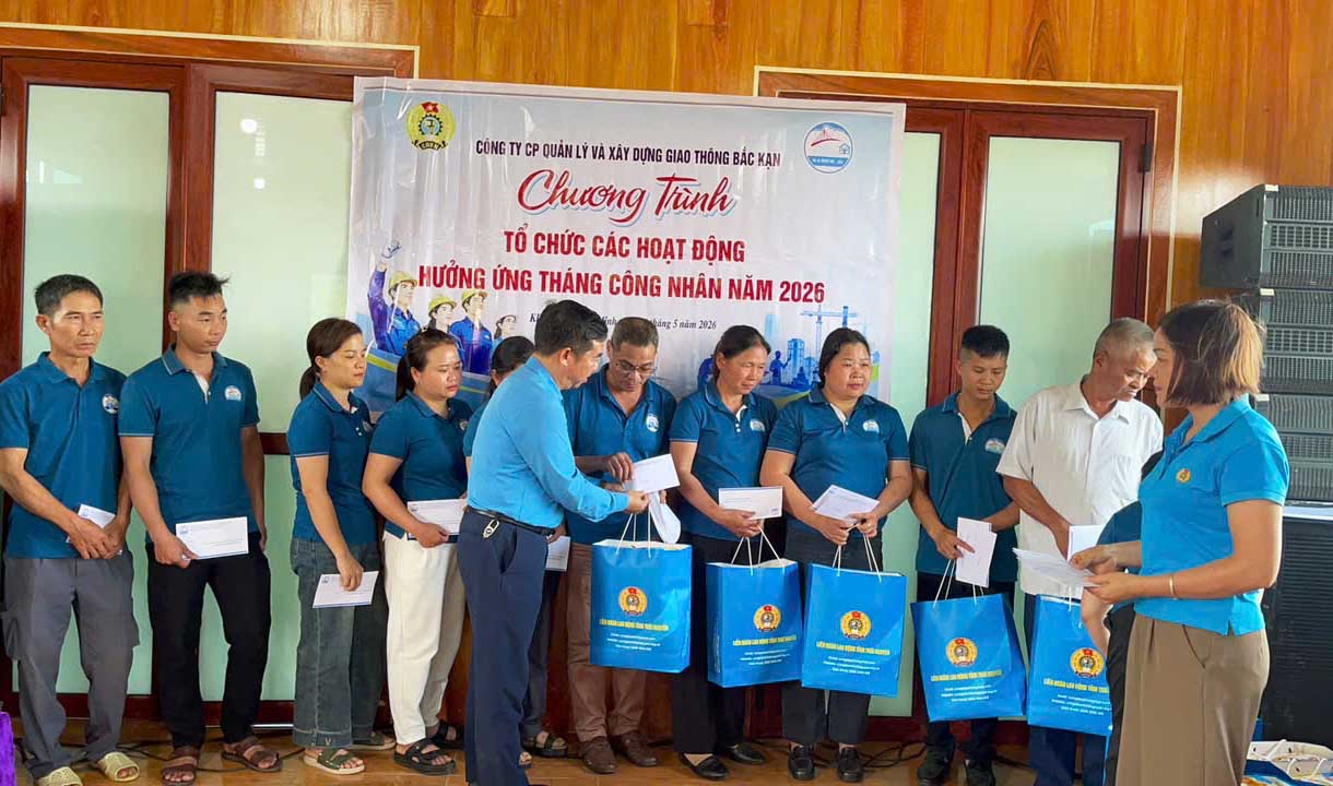 Leaders of Thai Nguyen Labor Federation present gifts to union members and workers in difficult circumstances. Photo: Thai Nguyen Labor Federation.