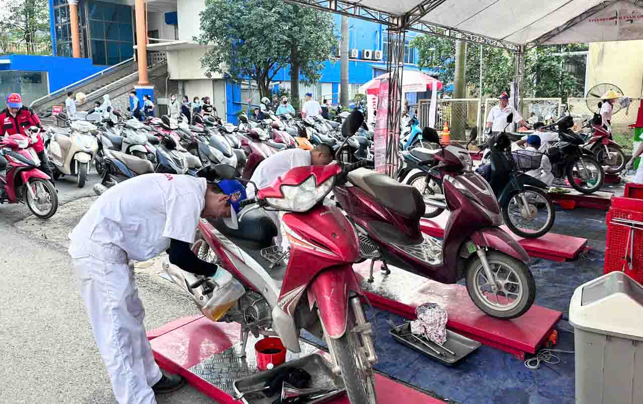 Công đoàn cơ sở tổ chức kiểm tra, thay dầu xe máy miễn phí cho đoàn viên, NLĐ. Ảnh: LĐLĐ Thái Nguyên.