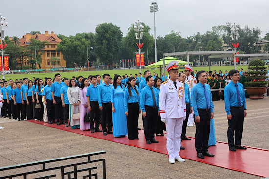 Đoàn đại biểu Liên đoàn Lao động Thành phố Hà Nội vào Lăng viếng Bác sáng ngày 17.5. Ảnh: Ngọc Ánh
