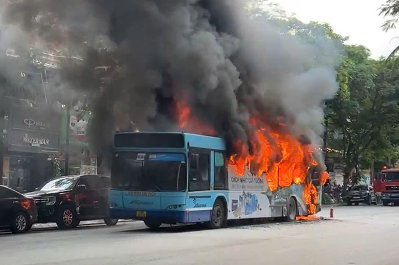 After the bus fire, Hanoi comprehensively inspects public transport vehicles. Photo: Phi Long