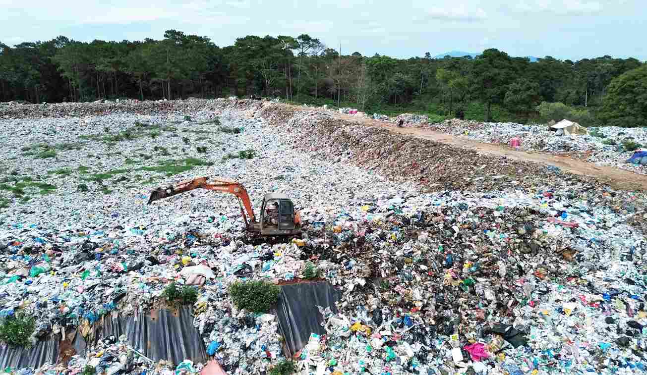 Según las estadísticas, hay alrededor de 7.000 toneladas de residuos acumulados en el vertedero de basura perteneciente a la comuna de Bảo Lâm 4. Foto: Phúc Khánh