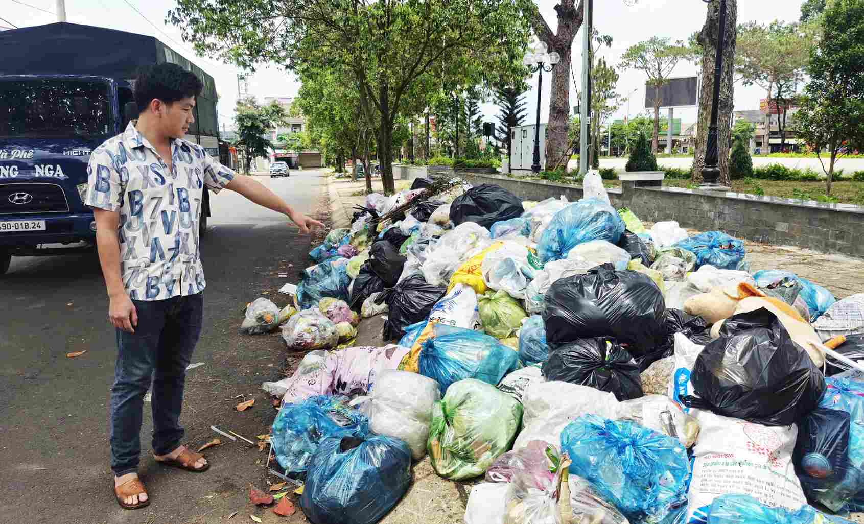 Rác thải ứ đọng bốc mùi hôi thối tại các khu dân cư trên địa bàn xã Bảo Lâm 1. Ảnh: Phúc Khánh