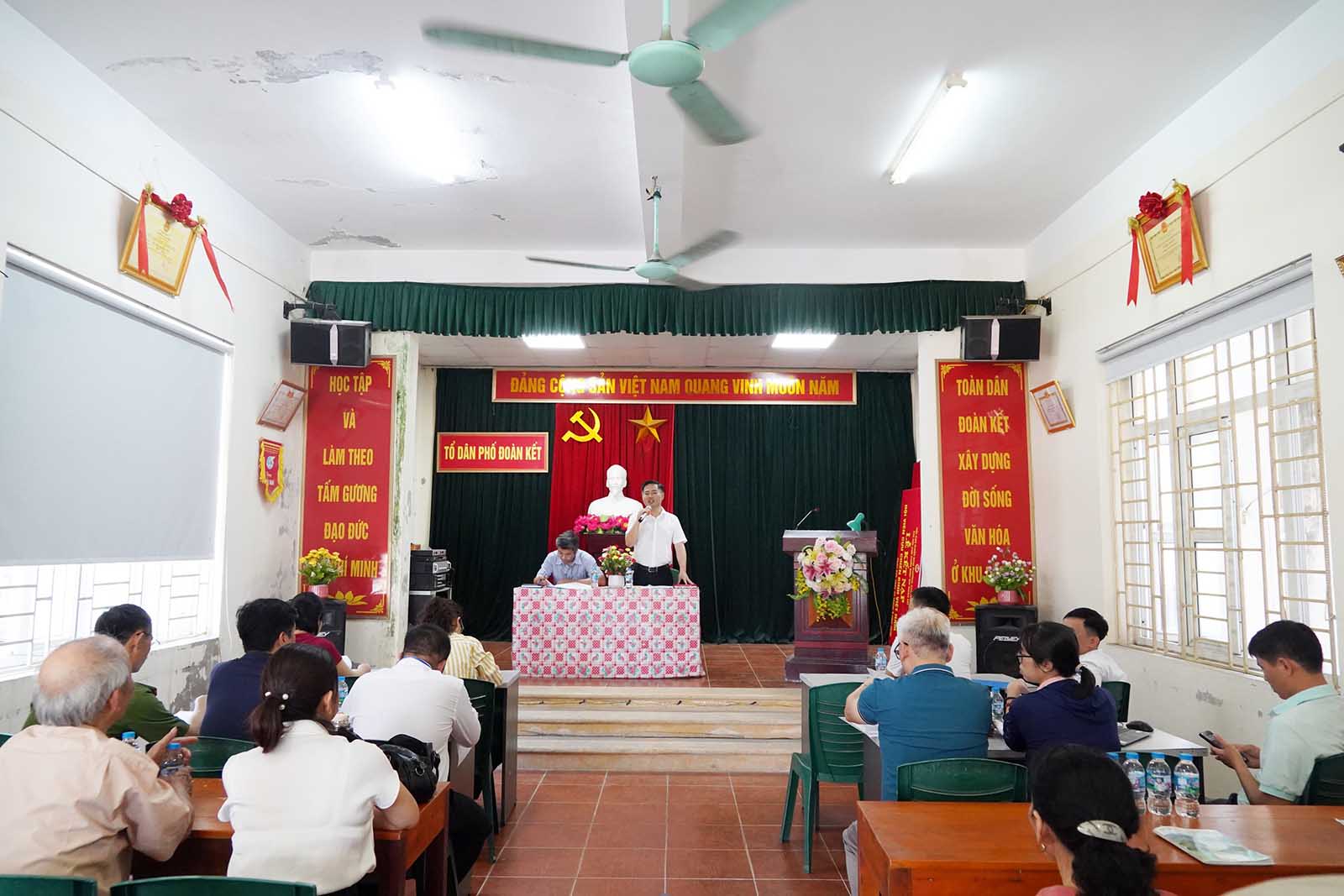 Conference on propaganda, mobilization, dialogue and receiving opinions from households in TPD Doan Ket (Chuong My ward) with residential land located within the scope of the project to renovate and upgrade National Highway 6, Ba La - Xuan Mai section. Photo: Chuong My Ward