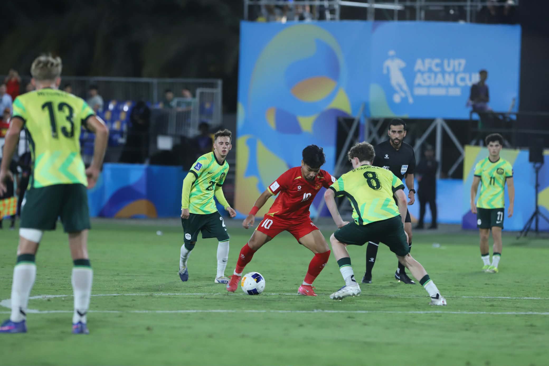 U17 Australia nh&acirc;n đ&ocirc;i c&aacute;ch biệt. Ảnh: VFF